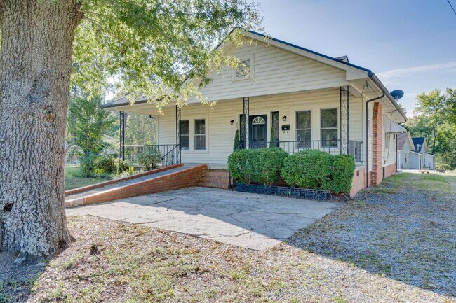 Foto del edificio - Three-Bed Home w/ Fenced in BackYard in the Heart of Durham