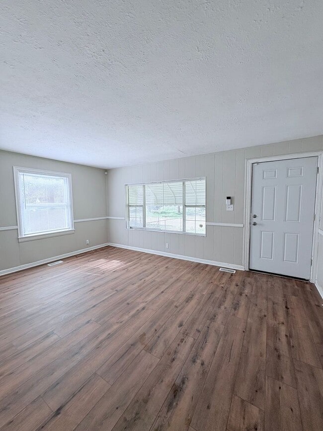 Foto del edificio - Remodeled 3BR 1BA Home w/ New Appliances • Large Fenced Backyard in Columbus