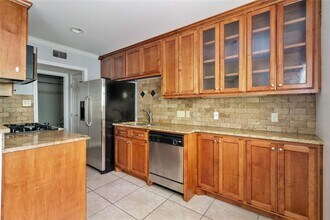 Building Photo - 407 E 45th St