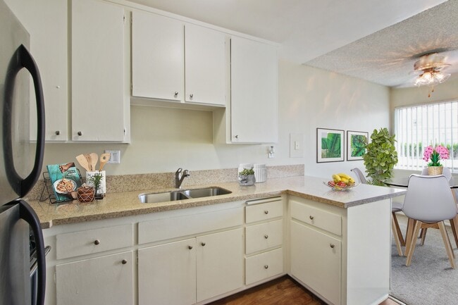 Kitchen With a double sink, small breakfast bar - Seville Townhouse