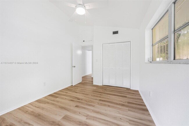 Foto del edificio - 3050 Bird Ave