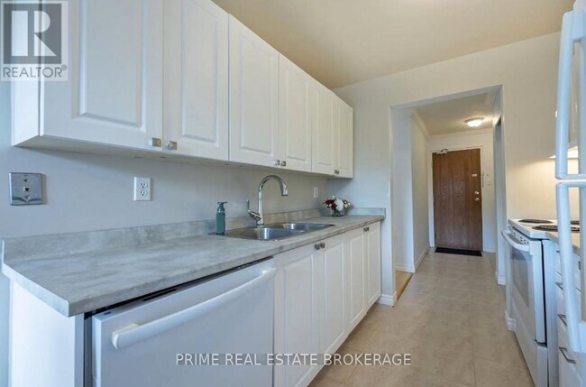 Building Photo - 986 Huron St