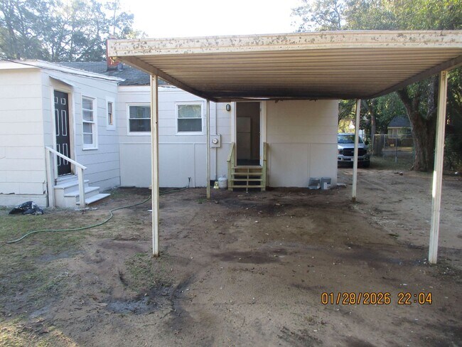 Foto del edificio - 1603 W Whitney Ave