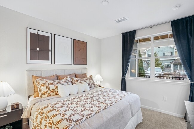 Building Photo - Lucent