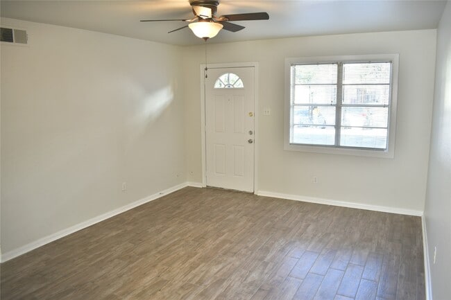 Building Photo - 2524 Binz St