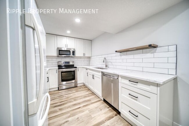 Building Photo - 2 bedroom+ den 1 bathroom basement in the community of Dalhousie