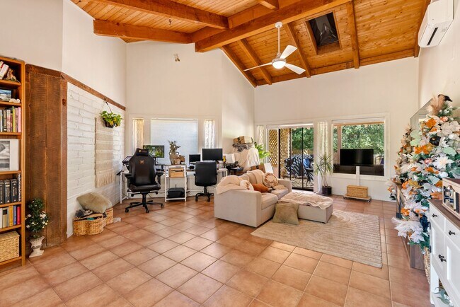 Foto del edificio - 3700 Las Pilitas Rd