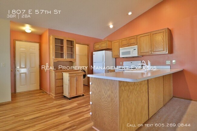 Building Photo - 3 Bed 2 Bath Townhome with Fenced Yard
