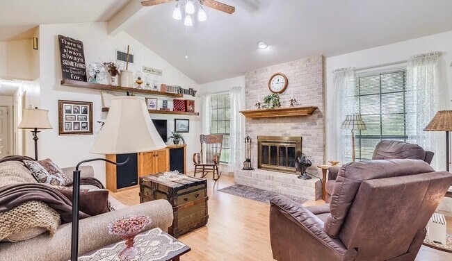 Foto del edificio - 1612 Buttercup Rd