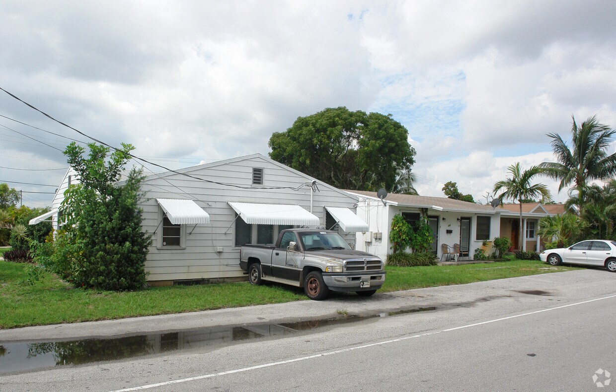 Primary Photo - 2111-2119 NE 5th Ave