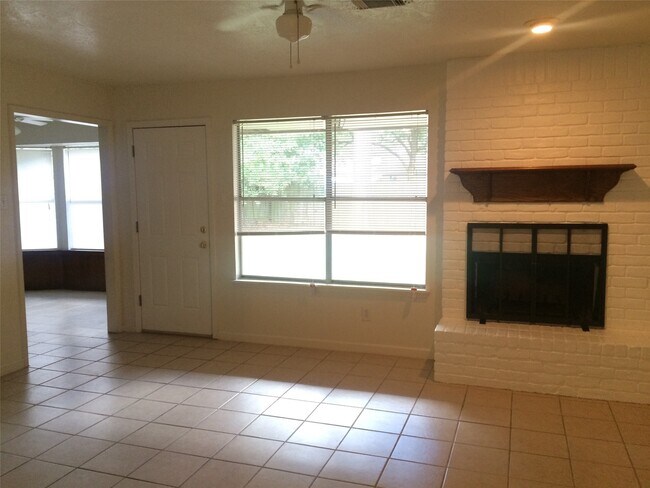 Building Photo - 2119 Whitelaw Dr