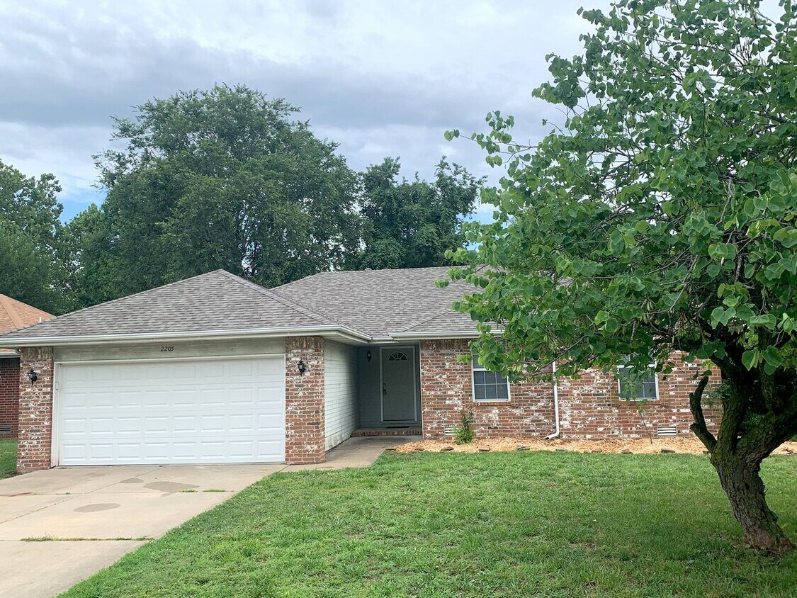 Foto principal - Southwest Springfield 3 Bed / 2 Bath Home ...