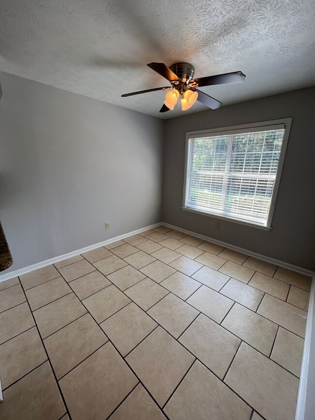 Building Photo - Pet Friendly fenced Duplex in Auburn for r...