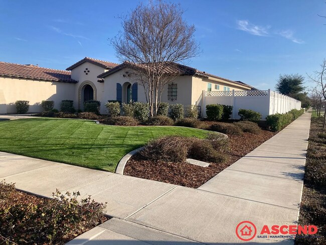 Building Photo - Beautiful 3 Bed, 2.5 Bath HOA Home with Fireplace & Modern Amenities