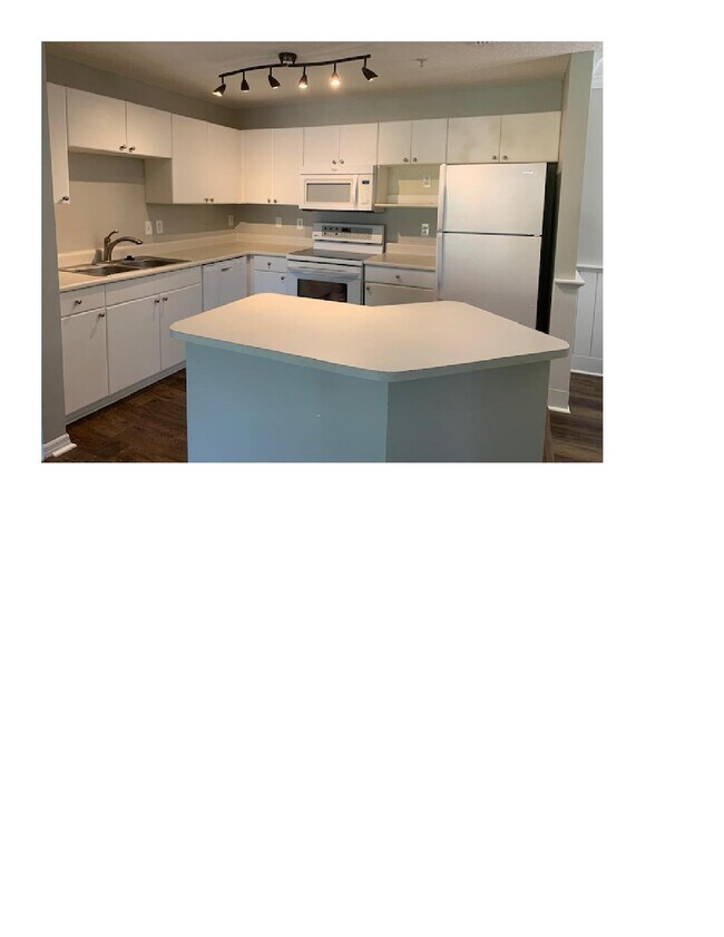 Kitchen - 3591 Kernan Blvd S