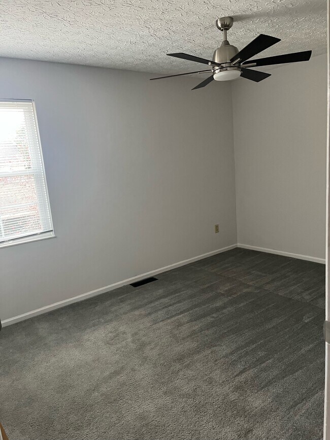 New carpet will be installed 10/30 - 7872 Meadowhaven Blvd