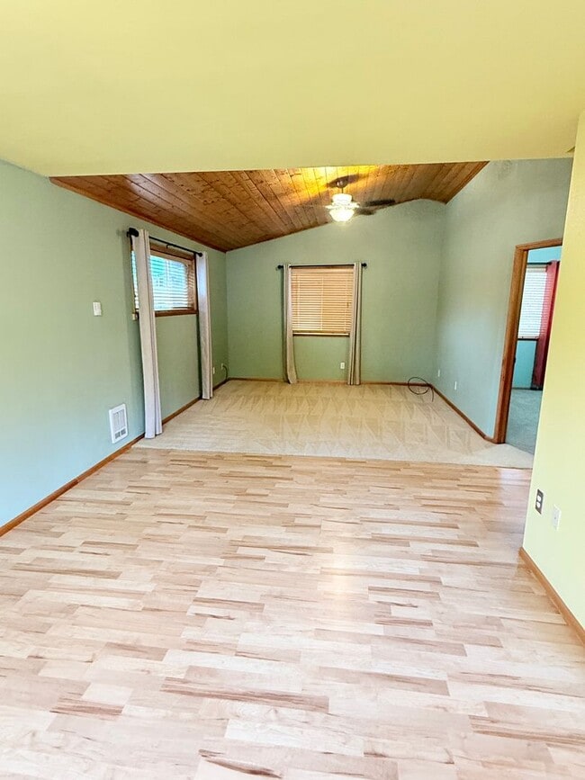 Building Photo - Very neat unit in Poulsbo area.