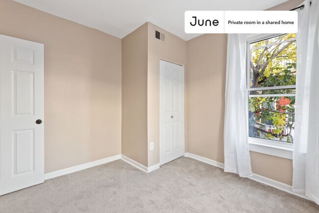 Building Photo - Private bedroom in 4 bed/2.5 bath Home