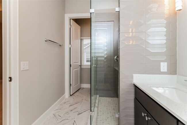 Foto del edificio - 5107 Royal Heath Dr