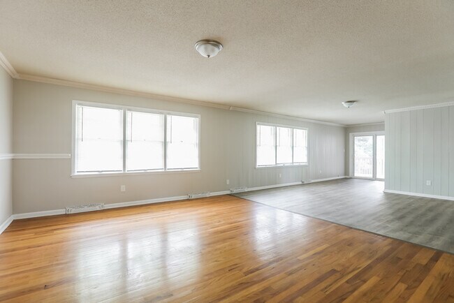 Building Photo - Huge Three Bedroom