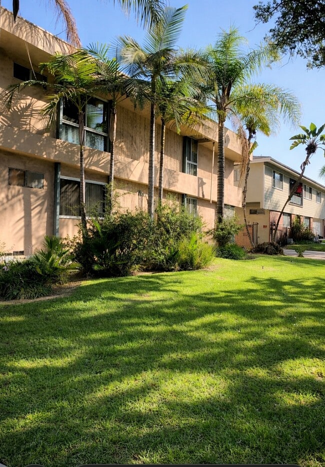 Building Photo - 351 Riverdale Dr