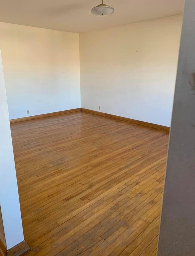 Building Photo - 56 Mound St