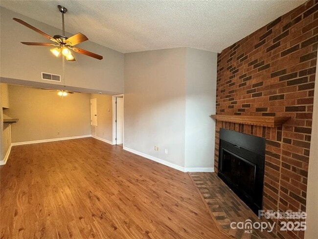 Foto del edificio - 1600 Sharon Rd W