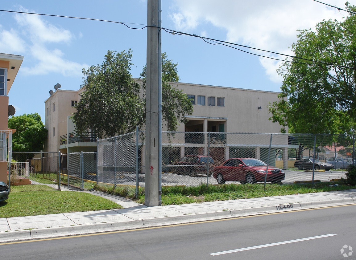 Building Photo - 750 SW 7th St