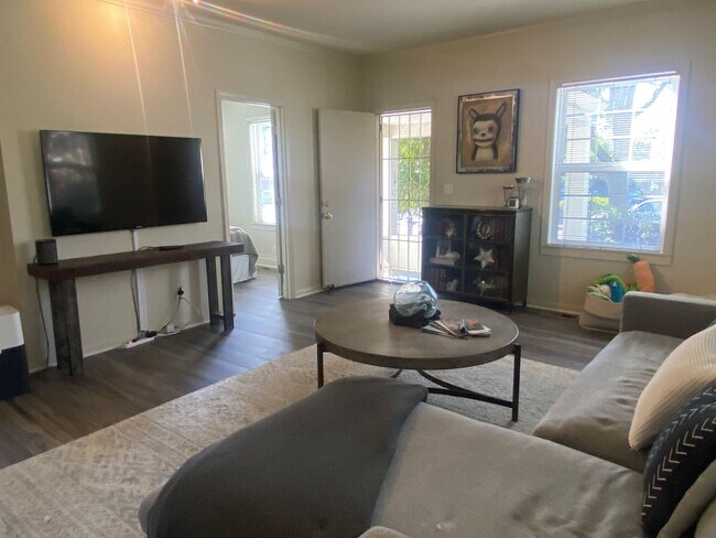 Foto del edificio - Pleasanton, Charming Downtown Living, Walk to Main St. 3 bed / 1 bath – Large Yard! Great schools