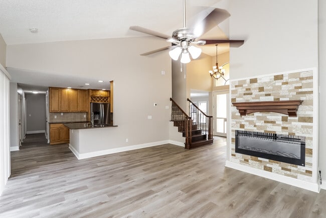 Building Photo - Spacious 4-Bedroom in Tampa, FL