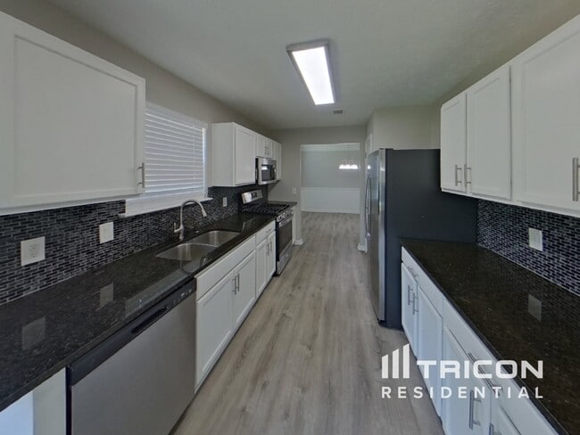 Building Photo - 1631 Royal Ives Dr SE