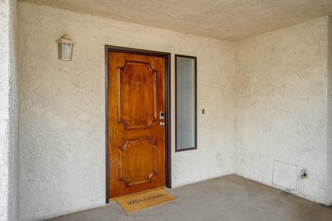 Building Photo - 1325 Valley View Rd