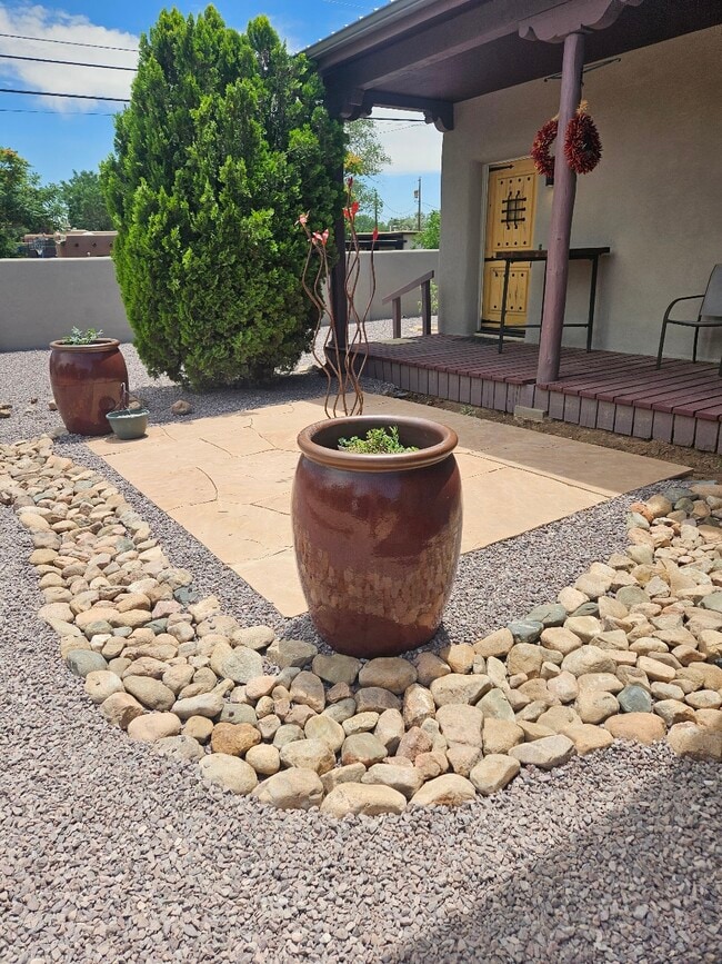 Building Photo - 1417 Agua Fria St