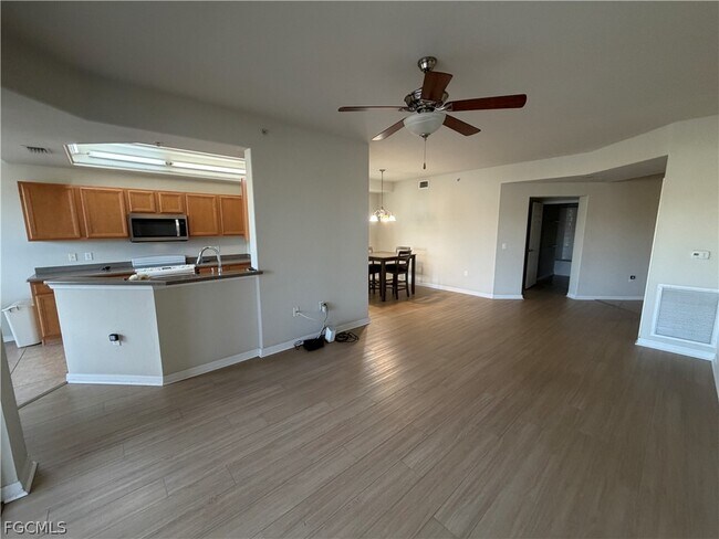 Foto del edificio - 10339 Whispering Palms Dr