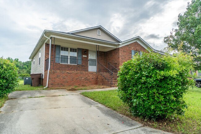 Building Photo - Cute home located in Greensboro!