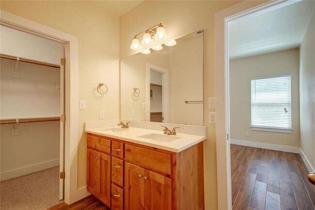 Foto del edificio - 602 Colt St