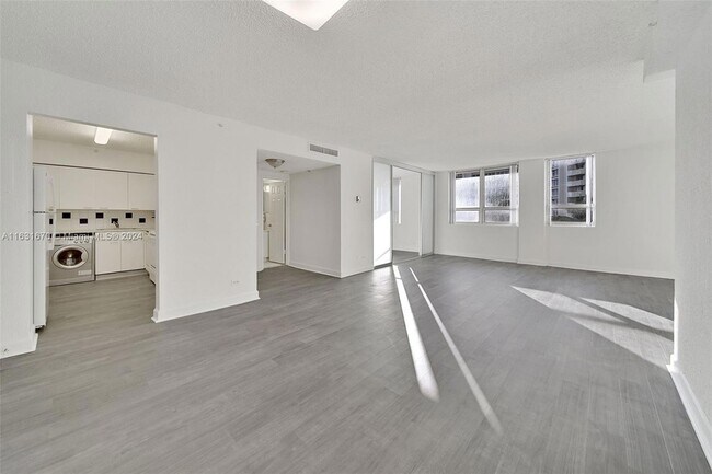 Foto del edificio - 1500 Bay Rd