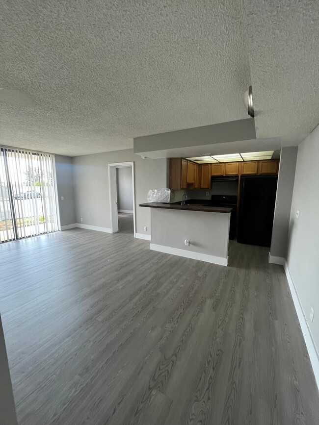 Building Photo - 744 Executive Center Dr