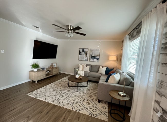 Building Photo - Stunning Home located near the college