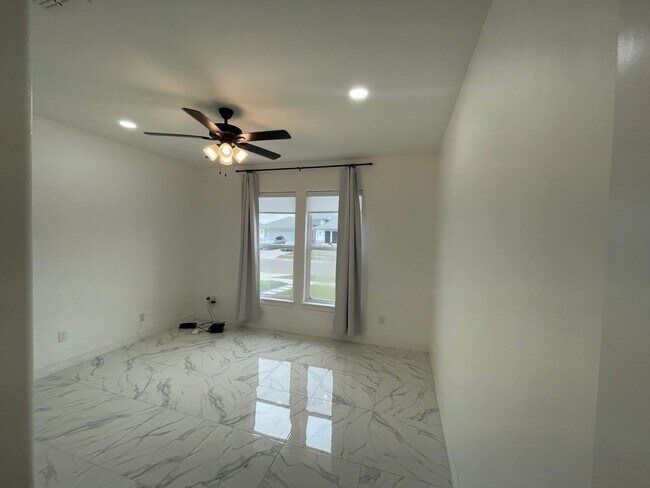 Foto del edificio - Modern Comfort & Style 4-Bedroom Home in A...