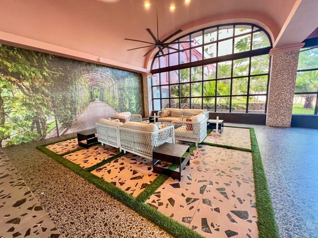 Foto del edificio - 5225 Collins Ave