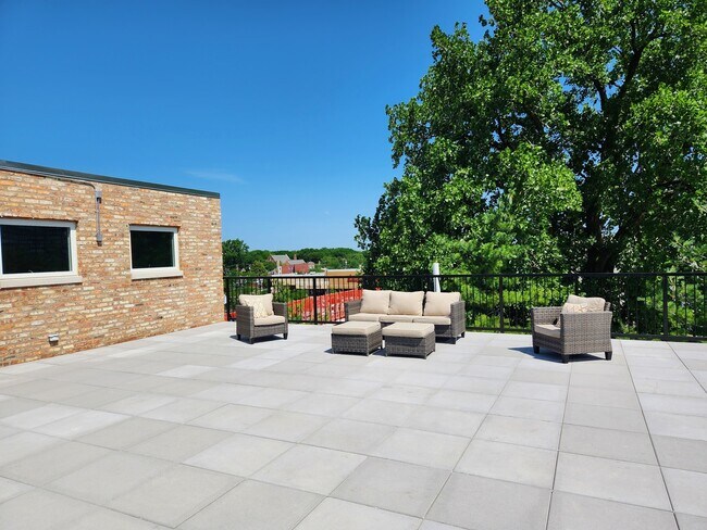 Foto del edificio - 5240 N Winthrop Ave