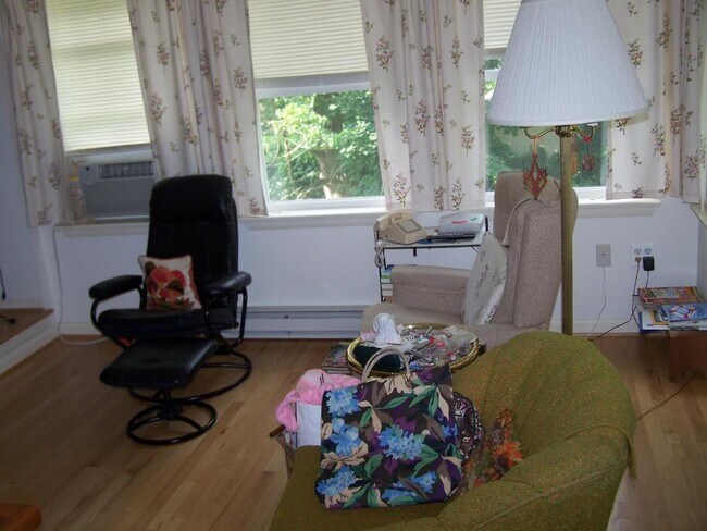 Sitting/TV roo, - 72 Mount Royal Ave