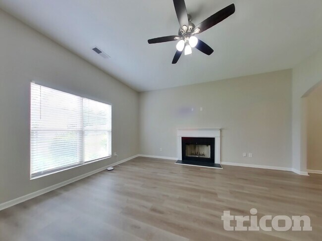 Foto del edificio - 347 Hawthorn Dr