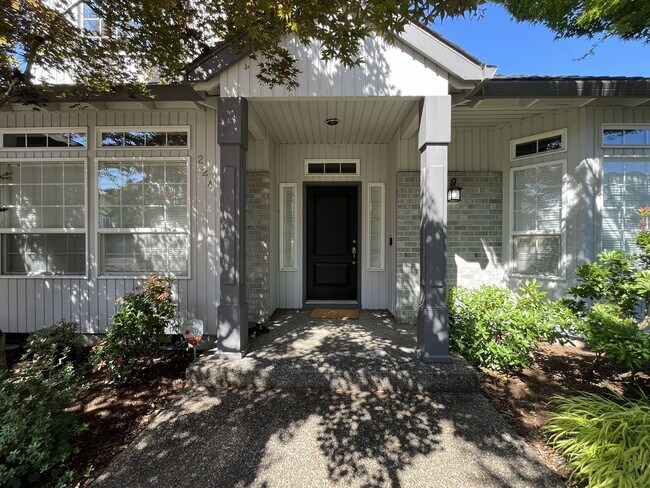 Foto del edificio - Beautifully Updated 3-Bedroom Bethany Home with Chef's Kitchen, Huge Bonus Room and Private Backyard
