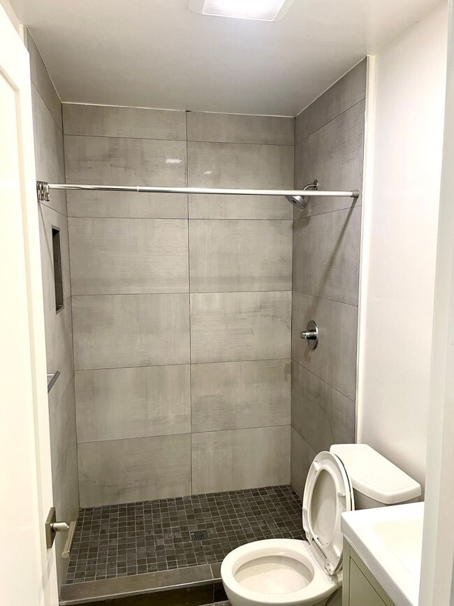 Building Photo - Remodeled private room with bath in sunny ...
