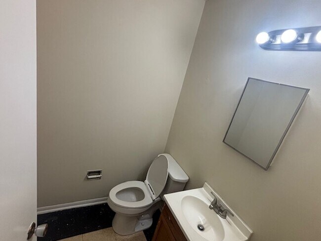 Foto del edificio - Knoxville 37915 - 4 bedroom 2 bath - call Howard Grower 865-705-0969