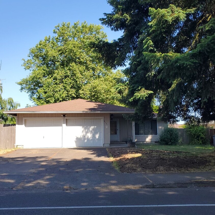 Primary Photo - 3 Bed, 2 Bath Pet Friendly Home Close to P...