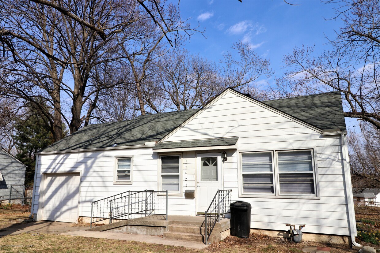 11421 Applewood Dr, Kansas City, MO 64134 House Rental in Kansas City