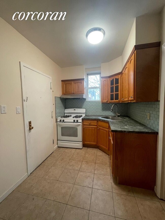 Building Photo - 161 Lott St